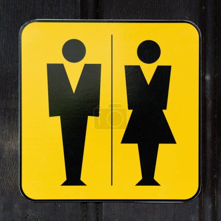 Téléchargez les photos : Panneau jaune sur une porte indiquant des toilettes publiques pour hommes et femmes à Wernigerode en Allemagne - en image libre de droit