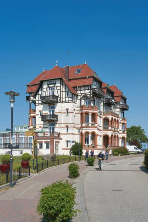 Téléchargez les photos : Kuehlungsborn, Allemagne 24 mai 2023 : hôtel typique pour les touristes dans la station baltique Kuehlungsborn sur la côte allemande de la mer Baltique - en image libre de droit