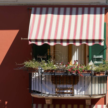 Téléchargez les photos : Balcon d'une maison historique rénovée au milieu de la vieille ville de Malcesine sur le lac de Garde en Italie - en image libre de droit