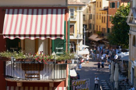 Téléchargez les photos : Malcesine, Italie 30 juillet 2023 : Balcon d'un hôtel dans la vieille ville de Malcesine sur la rive du lac de Garde en Italie - en image libre de droit
