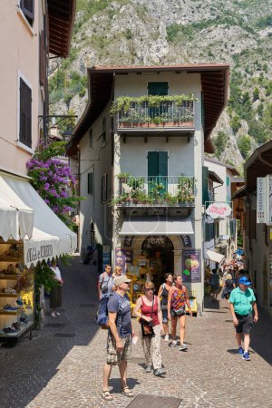 Téléchargez les photos : Limone Sul Garda, Italie 31 juillet 2023 : Touristes dans la vieille ville médiévale de Limone Sul Garda sur le lac de Garde en Italie - en image libre de droit