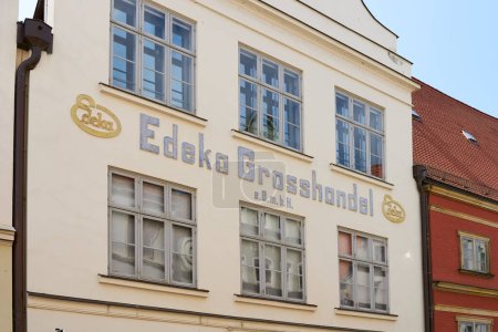 Téléchargez les photos : Wismar, Allemagne 26 mai 2023 : construction historique de l'un des premiers magasins d'Edeka Grosshandel e.G.m.b.H. dans la vieille ville de Wismar en Allemagne - en image libre de droit