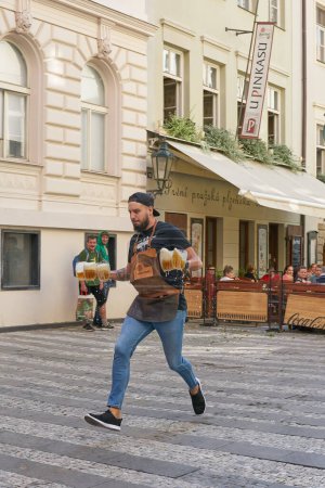 Foto de Praga, República Checa Octubre 03, 2023: Concurso PINKASOVA NON MRA de los camareros más rápidos del restaurante U Pinkasu en Praga - Imagen libre de derechos