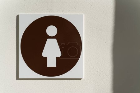 Téléchargez les photos : Toilettes pour femmes avec le symbole d'une femme sur la porte d'entrée - en image libre de droit