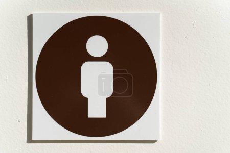 Téléchargez les photos : Toilettes pour hommes avec le symbole de l'homme sur la porte d'entrée - en image libre de droit