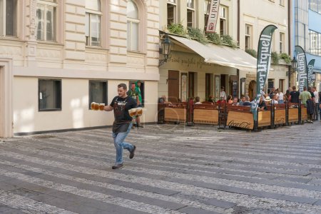 Foto de Praga, República Checa Octubre 03, 2023: Concurso PINKASOVA NON MRA de los camareros más rápidos del restaurante U Pinkasu en Praga - Imagen libre de derechos