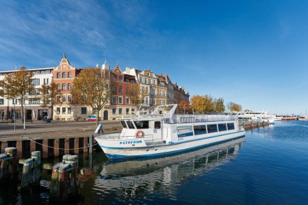 Téléchargez les photos : Stralsund, Allemagne 03 novembre 2023 : le ferry à passagers Altefaehr exploité par Weisse Flotte GmbH à Stralsund comme une liaison de ferry entre le continent et l'île de Ruegen - en image libre de droit