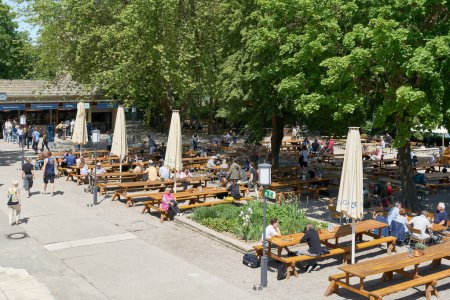 Téléchargez les photos : Berlin, Allemagne 03 Juin 2023 : le jardin historique de la bière Zenner sur les rives de la Spree dans le quartier de Treptow à Berlin, populaire auprès des touristes et des habitants - en image libre de droit