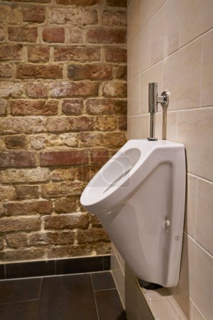 Téléchargez les photos : Urinoir dans les toilettes publiques de la vieille ville de Prague - en image libre de droit
