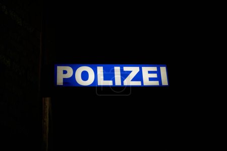 Téléchargez les photos : Lumière au néon d'un poste de police dans le port de Stralsund en Allemagne la nuit - en image libre de droit