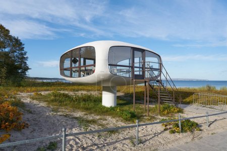 Téléchargez les photos : Binz, Allemagne 30 octobre 2023 : L'ancienne tour de sauvetage de l'architecte Ulrich Muether sur la plage de la côte balte de Binz sur l'île de Ruegen en Allemagne. Aujourd'hui, il est utilisé comme bureau d'enregistrement. - en image libre de droit