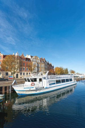 Téléchargez les photos : Stralsund, Allemagne 03 novembre 2023 : le ferry à passagers Altefaehr exploité par Weisse Flotte GmbH à Stralsund comme une liaison de ferry entre le continent et l'île de Ruegen - en image libre de droit