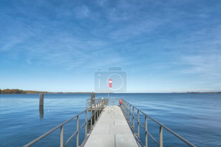 Téléchargez les photos : Atterrissage en bateau avec vue sur l'eau dans le Strelasund à Stralsund en Allemagne avec espace libre de texte - en image libre de droit