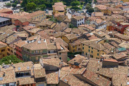   Widok z lotu ptaka na dachy zabytkowego starego miasta Malcesine nad jeziorem Garda we Włoszech                             