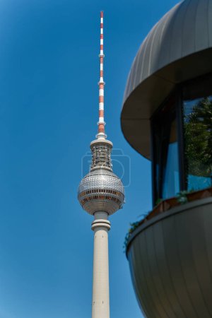 Foto de Vista desde el barrio de Nikolai, Nikolaiviertel con sus modernos edificios residenciales a la torre de televisión, el punto de referencia de la ciudad de Berlín - Imagen libre de derechos