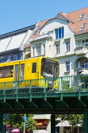 Téléchargez les photos : Berlin, Allemagne 30 mai 2023 : Le métro U2 U-Bahn traverse le quartier berlinois de Prenzlauer Berg - en image libre de droit