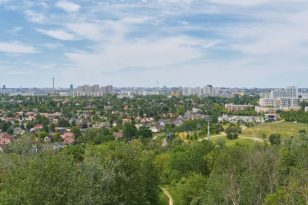 Blick über Berlin von einem Aussichtspunkt am Kienberg im Bezirk Marzahn-Hellersdorf mit Freitextfläche                               