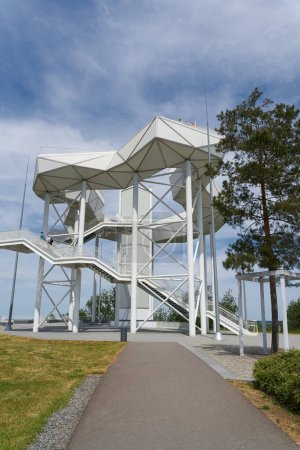 Foto de Popular plataforma de observación Wolkenhain en una torre de observación con vistas a Berlín en el Kienberg en el distrito de Berlín de Marzahn-Hellersdorf - Imagen libre de derechos
