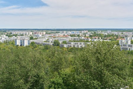 Vista desde Kienberg al distrito verde de Marzahn-Hellersdorf en Berlín
