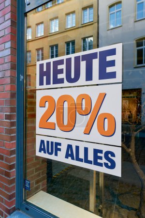 Schild mit der deutschen Aufschrift heute 20% auf alles, am Schaufenster eines Geschäfts. Übersetzung: 20% Rabatt auf alles heute                               