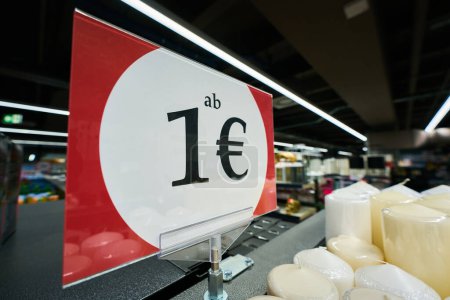 Hinweis auf ein Sonderangebot mit einem Schild in einem Geschäft mit der deutschen Aufschrift ab 1. Übersetzung: Preis ab 1 Euro                               