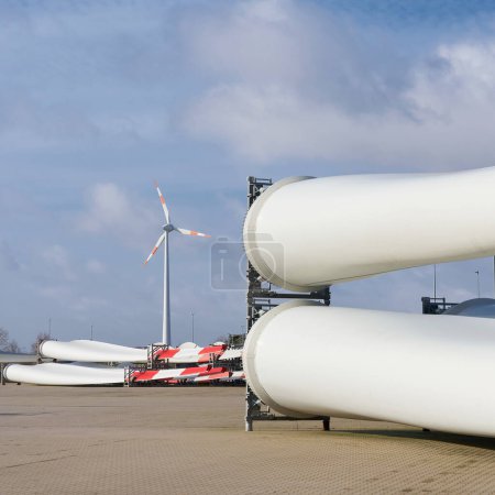 Zona de almacenamiento de palas de rotor de turbina eólica en una zona industrial de Magdeburgo (Alemania)                               