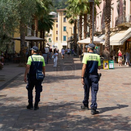 Téléchargez les photos : Riva del Garda, Italie 03 août 2023 : Présence de la police pour la sécurité publique dans la station de vacances populaire de Riva del Garda sur le lac de Garde en Italie - en image libre de droit