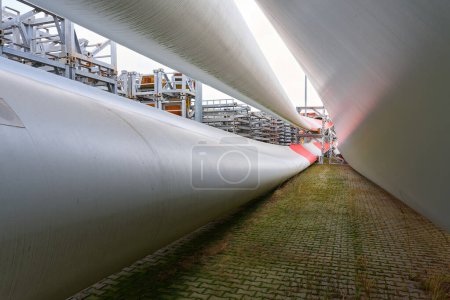  Zona de almacenamiento de palas de rotor de turbina eólica en una zona industrial de Magdeburgo (Alemania)                              