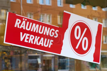 Schild mit dem deutschen Wort Rumungsverkauf an einem Schaufenster. Übersetzung: Räumungsverkauf                               