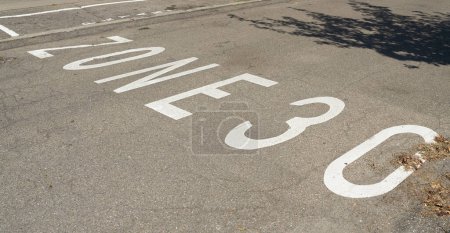 Indications routières indiquant une limite de vitesse de la zone 30 dans le centre-ville de Colmar en France                               