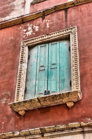 Fenster mit grünen Fensterläden an einem historischen Gebäude in der Altstadt von Verona in Italien