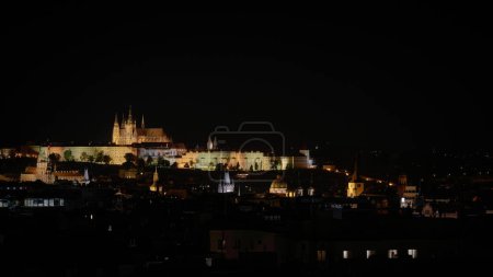   Silueta de la popular ciudad turística de Praga con el iluminado Castillo de Praga por la noche con espacio libre de texto                             