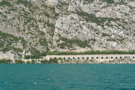 Vue sur le lac de Garde jusqu'à la route du lac, Gardesana Occidentale près de la station de vacances populaire de Limone Sul Garda en Italie