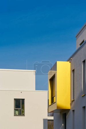 Modernes Wohnhaus am Elbufer im Magdeburger Stadtteil Buckau mit Textfläche über dem Bild                               
