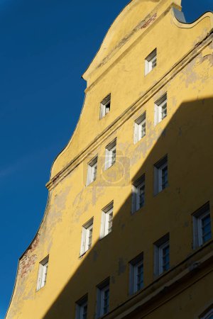   Fachada de un edificio residencial histórico en el casco antiguo de la ciudad hanseática de Stralsund en Alemania, Patrimonio de la Humanidad por la UNESCO                              