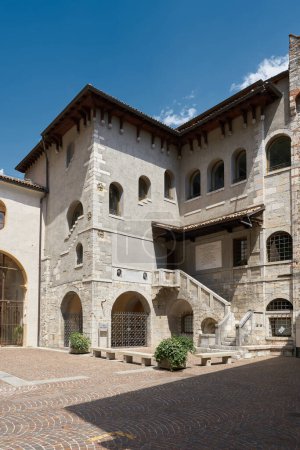  Edificios históricos en Piazza San Rocco en el casco antiguo de Riva del Garda en Italia                              