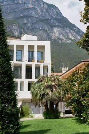 Alojamiento moderno para turistas en el popular casco antiguo histórico de Riva del Garda en Italia visto desde el Giardini Giuseppe Verdi                               