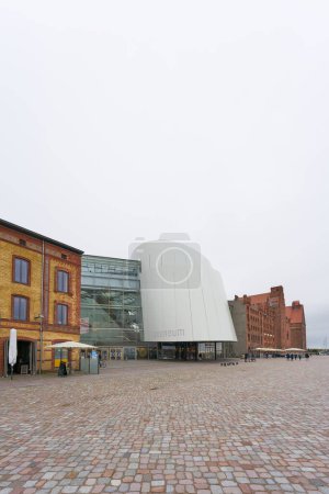 Téléchargez les photos : Stralsund, Allemagne 01 novembre 2023 : Bâtiments dans le port de Stralsund en Allemagne, au milieu de l'Ozeaneum, le musée maritime populaire - en image libre de droit