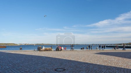Téléchargez les photos : Stralsund, Allemagne 29 octobre 2023 : Touristes sur la promenade populaire dans le port de Stralsund sur le Strelasund en Allemagne au soleil - en image libre de droit