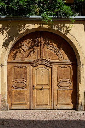 Ancienne porte d'entrée historique en chêne sur une maison dans la vieille ville de Colmar en France                               