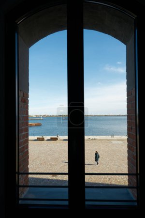 Téléchargez les photos : Stralsund, Allemagne 03 novembre 2023 : Vue par une fenêtre de la promenade pour les piétons dans le port de Stralsund sur le Strelasund en Allemagne - en image libre de droit