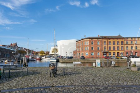 Téléchargez les photos : Port de Stralsund en Allemagne avec quelques bateaux et l'Ozeaneum en arrière-plan - en image libre de droit