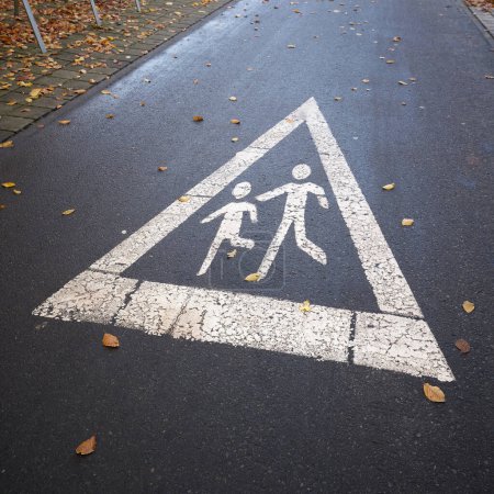 Indicación de peatones por una marca de tráfico en el paseo marítimo de Stralsund, Alemania                               