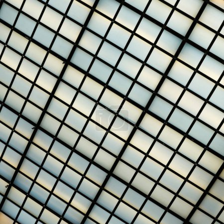Techo de cristal formado por paneles de vidrio individuales sobre un moderno edificio de oficinas                               