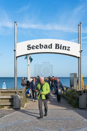 Téléchargez les photos : Binz, Allemagne 30 octobre 2023 : Les vacanciers à l'entrée de la jetée de la station baltique de Binz sur l'île de Ruegen sur la côte allemande de la mer Baltique - en image libre de droit