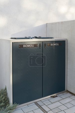   Müllcontainer mit der Aufschrift "Biomll" vor einem Wohnhaus in Magdeburg. Übersetzung: Biomüll                             
