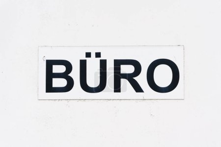 Lettrage allemand Bro sur la porte d'entrée d'un bureau en Allemagne. Traduction : bureau                               