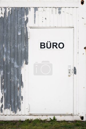  Der deutsche Schriftzug "Bro" auf einem maroden Bürocontainer in einem Industriegebiet in Deutschland. Übersetzung: Büro                               