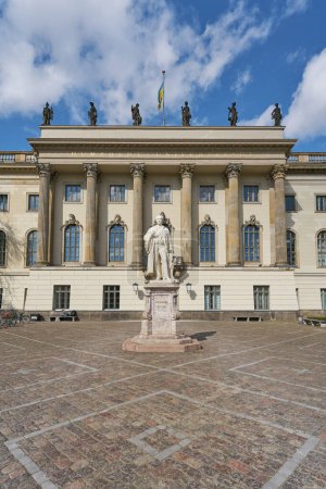 Die berühmte Humboldt-Universität zu Berlin mit dem Helmholtz-Denkmal im Vordergrund                                