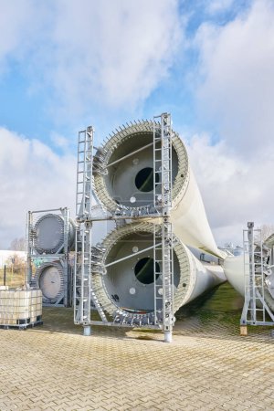 Foto de Zona de almacenamiento de palas de rotor de turbina eólica en una zona industrial de Magdeburgo (Alemania) - Imagen libre de derechos